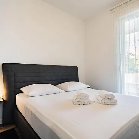 Zeus Znjan Apartman *